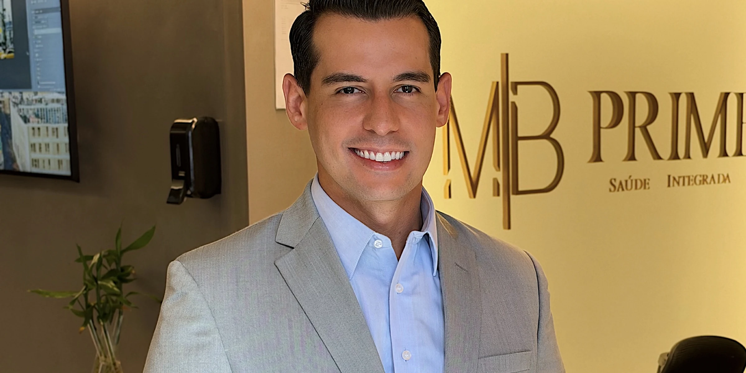 Dr. Mauro Barros, urologista em Maceió, no consultório da Jatiúca